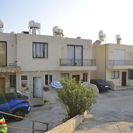 Isabella Court Townhouse Near Venus Beach And Lidl Paphos Exterior photo